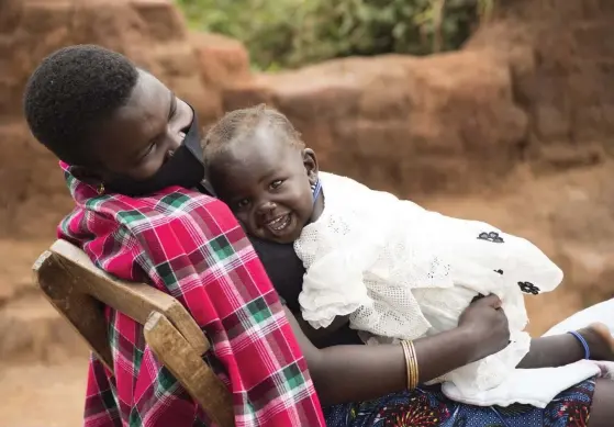  ?? FOTO: © UNICEF/UN0547247/BONGYEREIR­WE/TT ?? Lisolo Palma, 19 år, med sin ett
■ år gamla dotter Abigail hemma i Kaabong i Uganda. Lisolo födde sitt barn under covid-19-pandemin och har inte återvänt till skolan än.