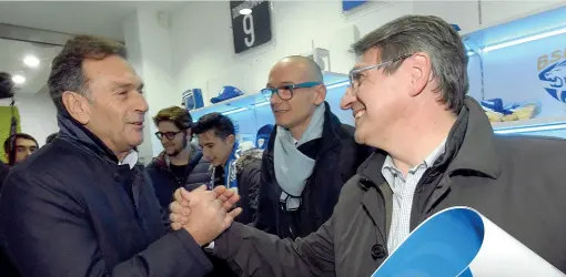  ?? La stretta di mano ?? Massimo Cellino e Emilio Del Bono: abbracci e sorrisi alla presentazi­one del calendario del Brescia calcio (LaPresse/Cavicchi)