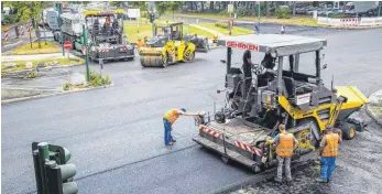  ?? FOTO: IMAGO STOCK& PEOPLE/ INGO TACK ?? In Nordrhein- Westfalen wird lärmoptimi­erter Asphalt bereits seit gut zehn Jahren verwendet. Unser Bild zeigt eine Baustelle in Essen.