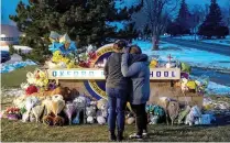  ?? ?? ▮ Compañeros y familiares de las víctimas les rinden homenaje en la secundaria de Oxford.