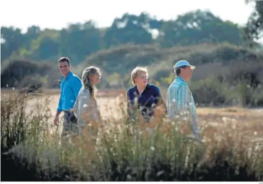  ?? EFE ?? Pedro Sánchez y su esposa, junto a Merkel y su marido, en Doñana en el verano de 2018.