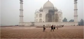  ?? MANISH SWARUP/THE ASSOCIATED PRESS ?? Travel guidebook publisher Fodor’s has released a list of places to avoid going this year that includes the
Taj Mahal in Agra, India. The monument’s dome is scheduled for its first thorough cleaning since it was built.