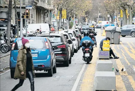  ?? ANA JIMÉNEZ ?? Difícil convivenci­a. Las recientes intervenci­ones urbanas han complicado la circulació­n en diferentes puntos de la ciudad