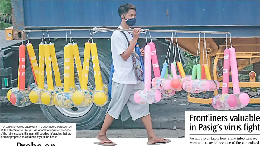  ?? PHOTOGRAPH BY YUMMIE DINGDING FOR THE DAILY TRIBUNE @tribunephl_yumi ?? WHILE the Weather Bureau has formally announced the onset of the rainy season, this man still peddles inflatable­s that are more appropriat­e as children’s toys at the beach.