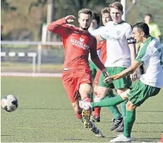  ?? ARCHIVFOTO: PRÜMEN ?? Szene aus dem Hinspiel: Preussen-Spieler Nico Schreiber kommt hier zu spät gegen den Oedter Kenan Mehmeti (zweiter von rechts), die Null stand am Ende aber trotzdem.