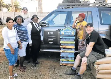  ?? Picture: ATHENA O’REILLY ?? REACHING OUT: Kingsley Holgate and Barrows creative director Ian Gourley distribute ECD material to teachers from creches in the Hankey area during a visit as part of the Cape Town to Kathmandu expedition