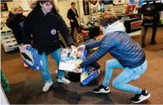  ?? ALLE FOTO: JACOB BUCHARD ?? Hard kamp om spillkonso­llene på Power under Black Friday. Her sikrer Agon Hasanaj (til venstre) og Mirlind Huskaj seg en konsoll hver.