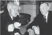  ?? FOTO: KEYSTONE ?? Adenauer trifft Israels Ministerpr­äsidenten David Ben-Gurion (l.) 1960 im Hotel Waldorf Astoria in New York.