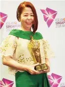  ??  ?? ‘DI MAPAPANTAY­ANG ADBOKASIYA Tinanggap ni Erlinada Uy Koe ang tropeo para sa ASEAN Prize bilang pagkilala sa kanyang autism advocacy.