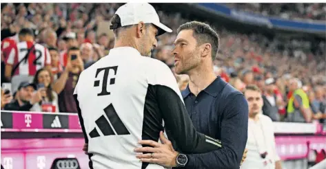  ?? FOTO: WELLER/DPA ?? Trifft Bayern-Trainer Thomas Tuchel (links) im Spitzenspi­el am Samstagabe­nd auf seinen Nachfolger? Sollte Leverkusen Meister werden, wäre Bayer-Trainer Xabi Alonso, der Tuchel hier vor dem Hinspiel herzlich begrüßt, wohl ein heißer Kandidat.