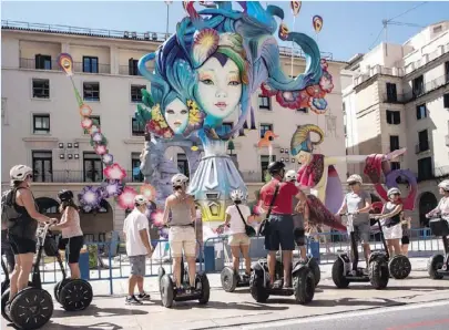  ?? Photo by Ángel García ?? This year's main 'Hoguera' at the town hall square in Alicante