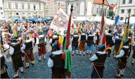  ?? Fotos: Silvio Wyszengrad ?? Zum Schwabenta­g kamen Gruppen aus zahlreiche­n Orten nach Augsburg – unter anderem die Wallenstei­n Gruppen aus Memmingen.