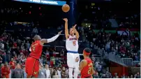  ?? AP ?? New York Knicks guard Courtney Lee (5) shoots a three-point basket to tie the game against the Atlanta Hawks. —