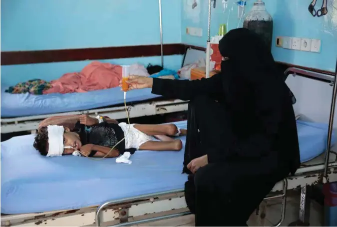  ?? HANI MOHAMMED, AP / NTB SCANPIX ?? En underernae­rt gutt får hjelp fra sin mor til å ta til seg føde ved et sykehus i Hodeida, Jemen. Hungersnød­en i landet skyldes borgerkrig­en som har herjet siden 2015.
