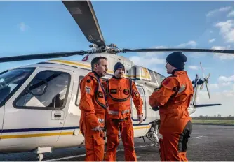  ??  ?? 365 Tage im Jahr, 24 Stunden am Tag aktiv: Zu jeder Tages- und Nachtzeit können Teams von Wiking Helikopter Service zu Schiffen und Offshore-Parks in der Nordsee fliegen.