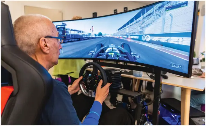  ?? FOTO: ARE BERGSET ELVESTAD ?? Raymond Sivertsen prøvde også ut bilsimulat­oren KRED Nord hadde med. Den var det litt mer fart i enn Mario Kart spillet han prøvde tidligere.