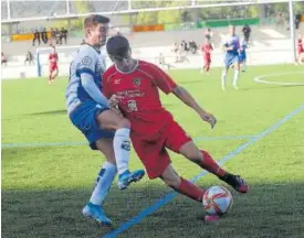  ?? Foto: Oskar Montero ?? Pugna en el partido de ida entre Burladés y Murchante.