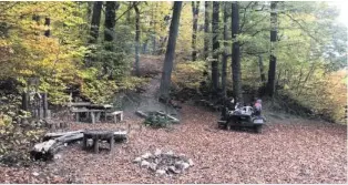  ?? MON ?? Wahrschein­lich darf die Feuerstell­e beim Spielplatz bleiben.Video: Auf 20min.ch sehen Sie den Spielplatz, den Alban Killer liebevoll aufgebaut hat.