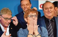  ?? FOTO: DEDERT/DPA ?? Küsse für die Partei: Die alte und neue Ministerpr­äsidentin Annegret KrampKarre­nbauer jubelt auf der CDU-Wahlparty.