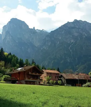  ??  ?? Villaggio OlimpicoLa piana di Soccol , nel Bellunese, ospiterebb­e il villaggio olimpico