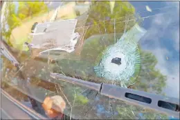  ??  ?? Varios impactos de bala de los supuestos invasores dieron en los vehículos de los custodios.