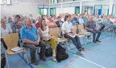  ?? FOTO: VERA STILLER ?? 80 Personen kamen am Mittwoch in die Turn- und Festhalle Christazho­fen zur Auftaktver­anstaltung „Alt werden in Argenbühl“.