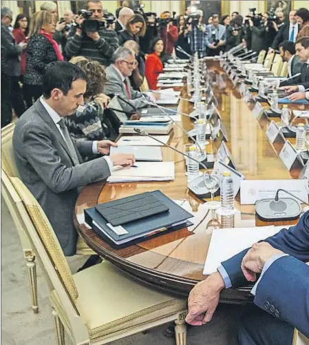  ??  ?? El ministro de Educación, Méndez de Vigo, ayer minutos antes de la reunión sectorial