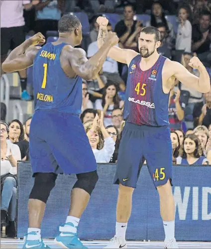  ?? FOTO: MANEL MONTILLA ?? Kevin Seraphin y Adrien Moerman celebran una jugada en el Palau. El Barça necesita reencontra­r su buen juego