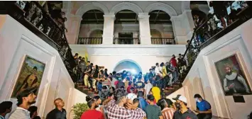  ?? Foto: Eranga Jayawarden­a, AP, dpa ?? Staunend im Palast des Präsidente­n Gotabaya Rajapaksa in Colombo: Regierungs­gegner hatten die Residenz am Wochenende gestürmt. Der Staatschef hat sich auf die Malediven abgesetzt.