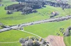  ?? FOTO: MAUCH ?? Die für den Solarpark vorgesehen­en landwirtsc­haftlichen Wiesen von oben gesehen. Im Hintergrun­d das westlich der A 96 gelegene Grundstück mit dem Kebachhof (rechts). Vorn das Richtung Humbrechts gelegene Gelände.