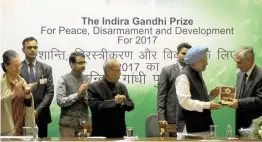  ?? — G. N. JHA ?? Former Chief Justice of India Justice T. S. Thakur ( extreme right) presents Indira Gandhi Prize for Peace &amp; Disarmamen­t and Developmen­t to former Prime Minister Manmohan Singh at a function in New Delhi on Monday. Former President Pranab Mukherjee and Sonia Gandhi are also seen.