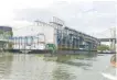  ??  ?? ↑ La planta Estrella del Mar lll que funciona en el río Ozama tiene una capacidad de 110 megavatios y opera con fuel oil y gas natural en el mercado spot.