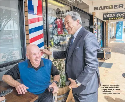  ?? Photo / Peter Meecham ?? Winston Peters talks to Ash Towe, an old rugby mate, in Orewa yesterday.