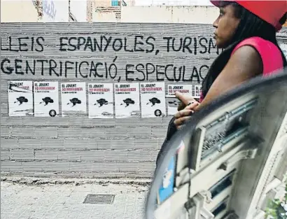 ?? ROSER VILALLONGA ?? Aquestes pintades i cartells al barri de la Sagrada Família il·lustren la creixent preocupaci­ó ciutadana