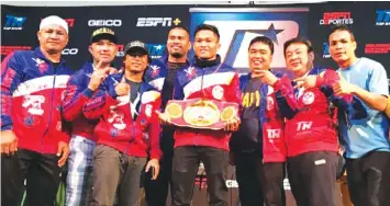  ?? RYAN SONGALIA
PHOTO BY ?? Jerwin Ancajas and his camp pose for a photo after the fight press conference.