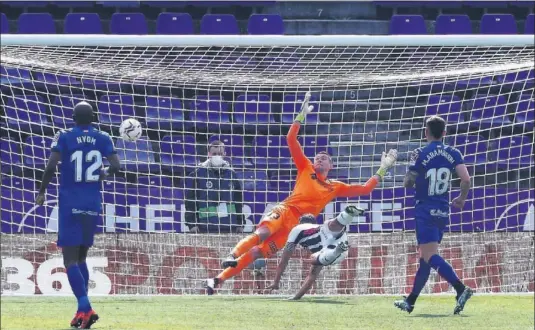  ??  ?? Óscar Plano marcó el primer gol del Real Valladolid ante el Getafe de cabeza y abrió el camino de la victoria.