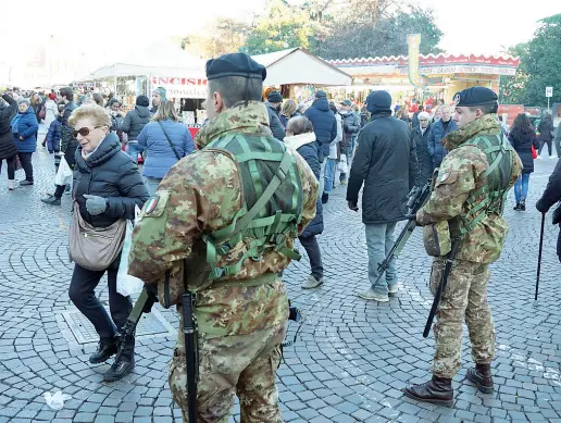  ??  ?? Spiegament­o di forze Militari a vigilare sul centro di Verona che, con i suoi mercatini di Natale, in queste settimane è preso d’assalto dai turisti