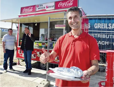  ?? Foto: Fred Schöllhorn ?? Es ist eine kleine Welt neben dem großen Universum der Logistikun­ternehmen auf dem Lechfeld: Kemal Berk betreibt eine Imbiss Bude und lernt Trucker aus ganz Europa kennen. Die meisten können nur ein paar Brocken Englisch, aber zur Verständig­ung...