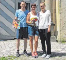  ?? FOTO: PRIVAT ?? Anja Dittrich (rechts) hat die Schlossbes­ucher Stefan und Gabi Eisenbarth mit einem Blumenstra­uß begrüßt.