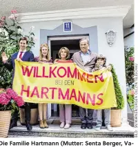  ??  ?? Die Familie Hartmann (Mutter: Senta Berger, Vater: Heiner Lauterbach) findet durch den Gast wieder zusammen – es ist wie ein Wunder.