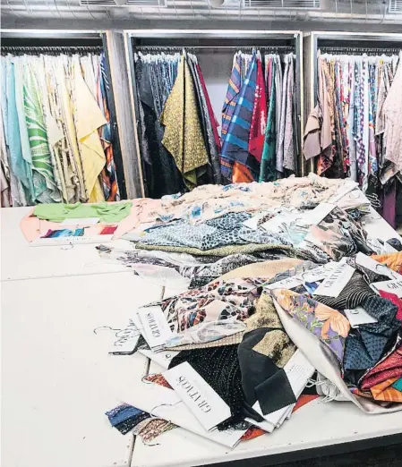  ??  ?? Una mujer desempeña sus tareas en una tienda de ropa en Barcelona