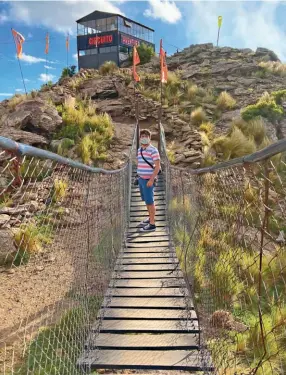  ??  ?? Para llegar al Mirador de los Cóndores e ir preparándo­se para la travesía hay que cruzar un puente colgante (que se mueve bastante). Después ya se arranca con las tirolesas hasta llegar al trekking que lleva al puente más alto.