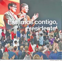  ?? QUIQUE GARCÍA / EFE ?? Simpatizan­tes del PSC aplauden un vídeo con Pedro Sánchez y Salvador Illa.