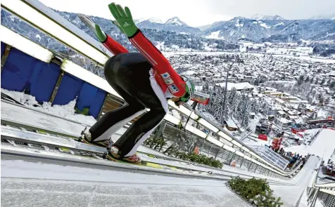  ?? Archivfoto: Ralf Lienert ?? Im Anflug auf Oberstdorf: Die Skispringe­r bereiten sich auf den Auftakt der Springerto­urnee am Samstag vor.