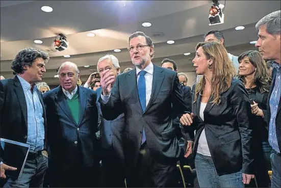  ?? PEDRO MADUEÑO ?? Mariano Rajoy, rodeado por Jorge Moragas, Jorge Fernández Díaz, Javier Arenas, Alicia Sánchez-Camacho y Alberto Fernández Díaz