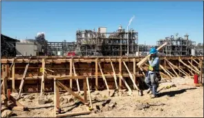  ?? The Washington Post/LORI WASELCHUK ?? Contract workers construct a formic acid plant for BASF in Geismer, La., in March. A natural gas boom in the United States has sharply lowered manufactur­ing costs, boosting new investment­s from European companies.