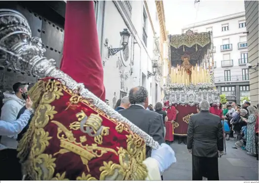  ?? JESÚS MARÍN ?? El cortejo de Humildad y Paciencia discurre por delante del edificio anexo a San Agustín que Ahora Cádiz plantea como equipamien­to cofradiero.