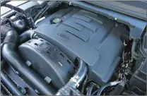  ??  ?? Sur le Discovery, la version la plus puissante du 3 l V6 turbodiese­l ne développe que 256 ch.