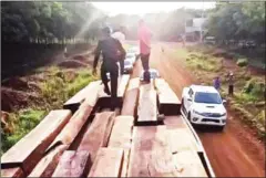  ?? SUPPLIED ?? Authoritie­s inspect a truck owned by Kith Meng’s Ang & Associates that was allegedly transporti­ng timber to Vietnam last month.