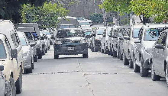  ?? (LA VOZ) ?? A la caza. Las bandas que usan estos aparatos atacan a automovili­stas que estacionan y creen activar su alarma. En segundos, les saquean todo.